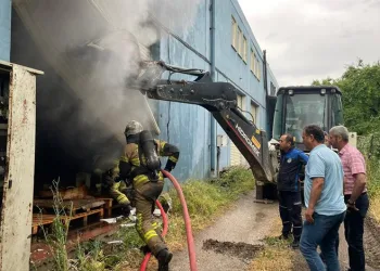Bursa’da belediye başkanının zeytin dükkanı yandı