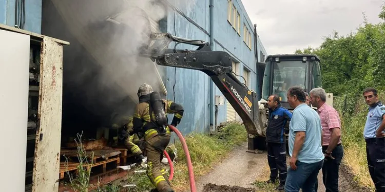 Bursa’da belediye başkanının zeytin dükkanı yandı