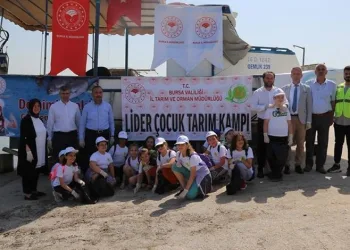 Bursa’da öğrenciler sahilleri temizledi