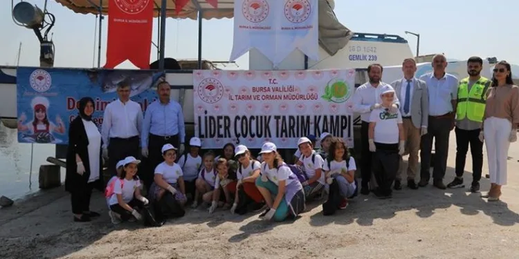 Bursa’da öğrenciler sahilleri temizledi