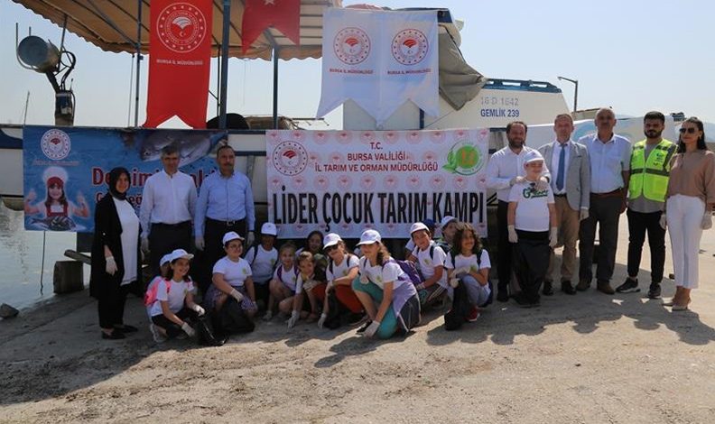 Bursa'da öğrenciler sahilleri temizledi