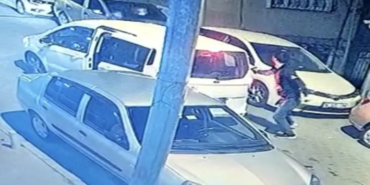 Araçtan inip 2 kişiye kurşun yağdırdı