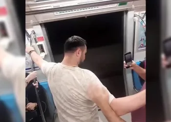 Yenikapı metrosunda açık kapıyla yolculuk