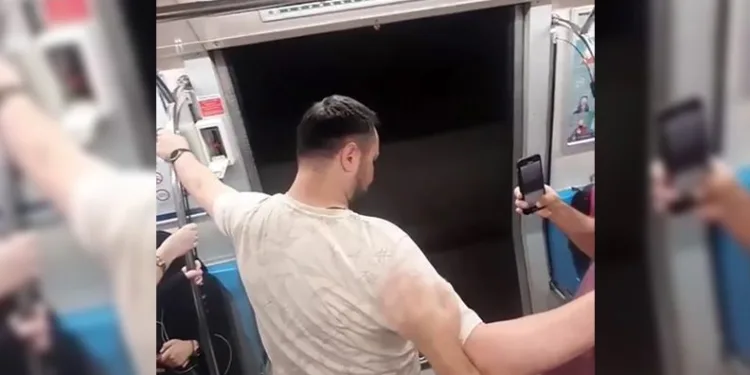 Yenikapı metrosunda açık kapıyla yolculuk