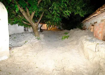 Yaz ortasında yarım metre dolu yağdı