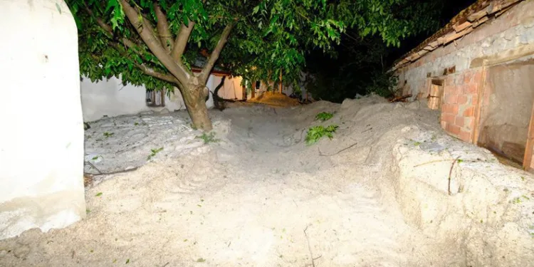 Yaz ortasında yarım metre dolu yağdı