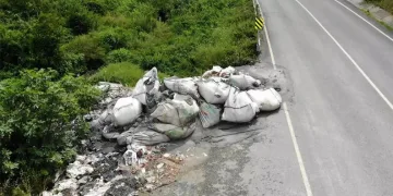 Çuvallar paniğe neden oldu! Kötü koku yayıldı, sular köpürdü