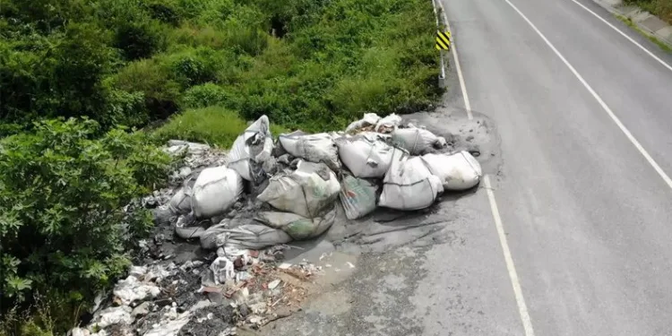 Çuvallar paniğe neden oldu! Kötü koku yayıldı, sular köpürdü
