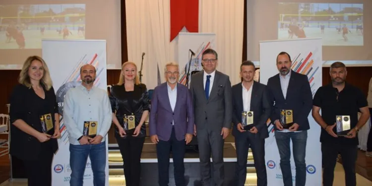 Spor Şenlikleri’nde görev alanlara teşekkür plaketi