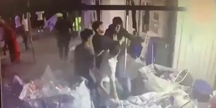 Yabancı uyruklu sandıkları Türk gencini bıçakladılar