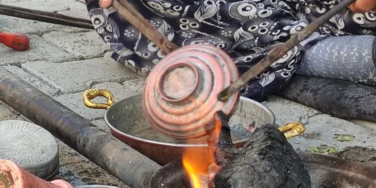 Mesleğini Türkiye’yi dolaşarak yaşatmaya çalışıyor