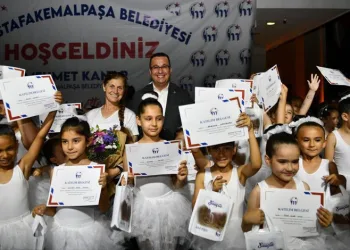 Mustafakemalpaşa’da miniklerin sertifika heyecanı
