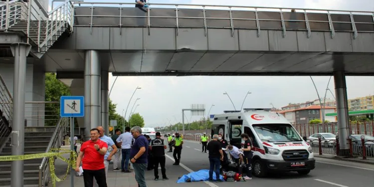 Üst geçitten düşen kadın hayatını kaybetti
