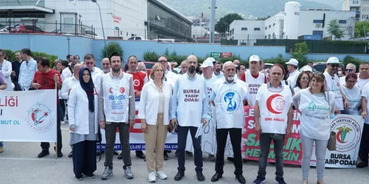 Bursa’da doktorlar taleplerini bir kez daha dile getirdi