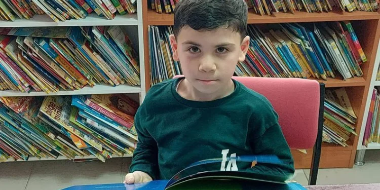 7 yaşındaki Alperen sınıfta kalbine yenik düştü