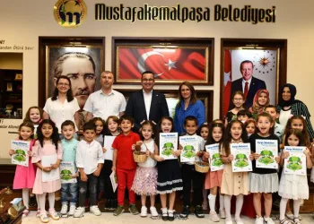 Bursa’da çocuklar atıklardan çilek yetiştirdi