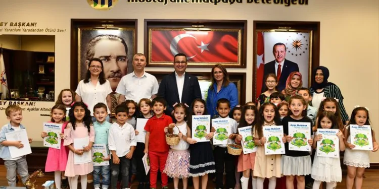 Bursa’da çocuklar atıklardan çilek yetiştirdi