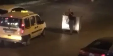 Çöp konteynerini yol ortasında içki masası yaptı