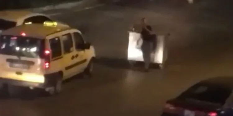 Çöp konteynerini yol ortasında içki masası yaptı