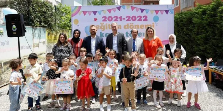 Beşinci Mevsim Kreşi’nde minikler karnelerini aldı