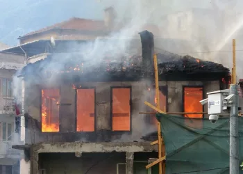 Bursa’da tarihi bina çıkan yangında küle döndü