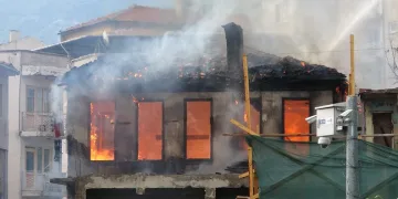 Bursa’da tarihi bina çıkan yangında küle döndü