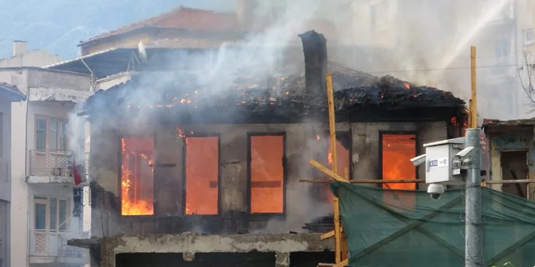 Bursa’da tarihi bina çıkan yangında küle döndü