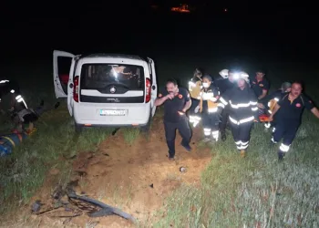 Yolunu şaşıran sürücü tarlaya uçtu