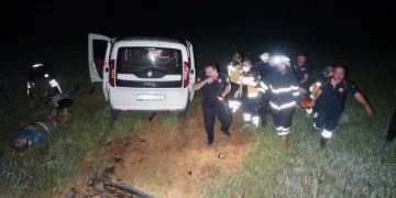 Yolunu şaşıran sürücü tarlaya uçtu