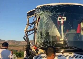 Yolcu otobüsüyle kargo kamyonu çarpıştı