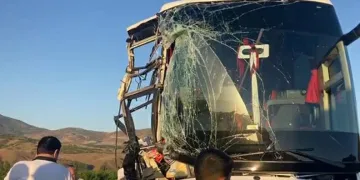 Yolcu otobüsüyle kargo kamyonu çarpıştı