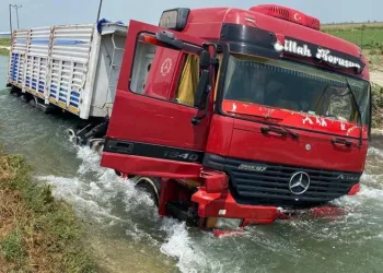 Mersin’de TIR sulama kanalına düştü