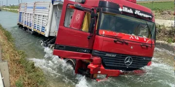 Mersin’de TIR sulama kanalına düştü