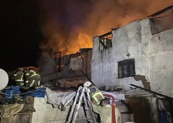 Bursa’da tekstil atölyesi yangınında 2 ev küle döndü