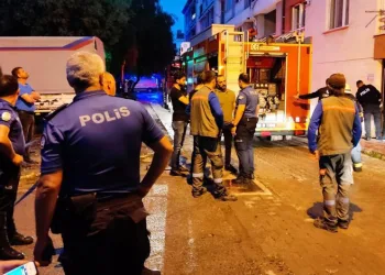 Eşini ve kendini bıçaklayıp evi ateşe verdi