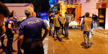 Eşini ve kendini bıçaklayıp evi ateşe verdi