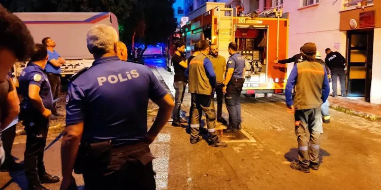 Eşini ve kendini bıçaklayıp evi ateşe verdi