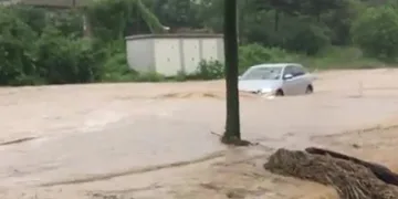 Sel Düzce-Zonguldak yolunu kapattı