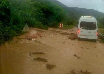 Bursa’da sağanak kabusu! Çöken yol trafiğe kapandı