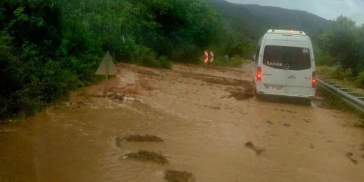 Bursa’da sağanak kabusu! Çöken yol trafiğe kapandı