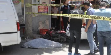 2 araç arasında sıkışarak can verdi