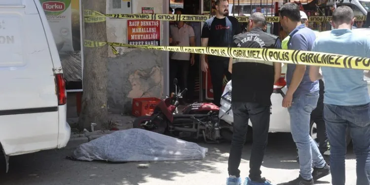 2 araç arasında sıkışarak can verdi