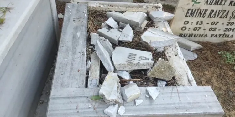 Bebek mezarlarının taşlarını parçaladılar