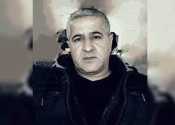 TIR dorsesinin altında hayatını kaybetti