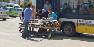 Otobüste rahatsızlanan yolcuyu hastaneye yetiştirdi
