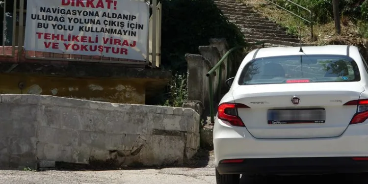 Uludağ yolunda navigasyon uçuruma sürüklüyor