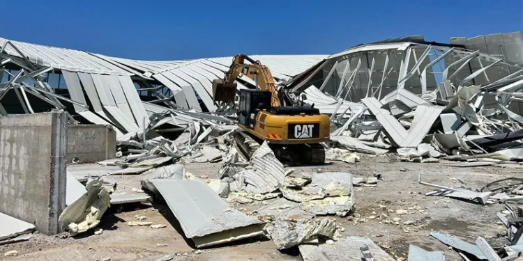 Tarım arazisindeki kaçak fabrika yıkıldı