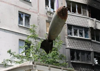Binanın çatısındaki bomba vinçle çıkarıldı