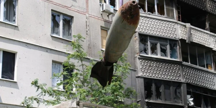 Binanın çatısındaki bomba vinçle çıkarıldı