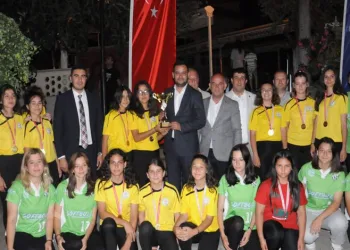 Türkiye şampiyonu okula coşkulu kutlama